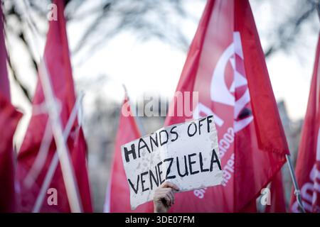 AMSTERDAM – des manifestants protestent devant le consulat américain contre l’attaque américaine contre le Venezuela. La manifestation a été organisée par le groupe People for Peace et les vétérans antifascistes de la résistance des pays-Bas (AFVN). ROBIN VAN LONKHUIJSEN / ANP pays-bas OUT - belgique OUT Banque D'Images