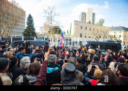 Madrid, Espagne. 4 janvier 2026. Des manifestants se rassemblent devant l'ambassade des États-Unis à Madrid au sujet de l'opération américaine ciblant le président vénézuélien Nicolas Maduro au Venezuela. Les manifestants scandent des slogans, brandissent des drapeaux et tiennent des banderoles en solidarité avec le Venezuela et contre l'action militaire américaine lors de la manifestation à l'ambassade. Crédit : Diego Martinez/Alamy Live News. Banque D'Images
