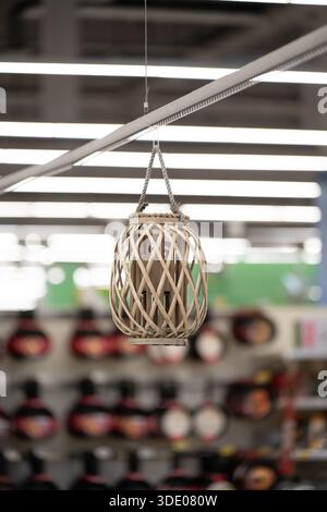 Lanterne suspendue en osier avec un cadre en bois tissé. Prise de vue verticale Banque D'Images