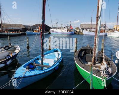Bateaux de pêche amarrés dans le petit port de pêche d'Ebeltoft, Jutland, Danemark Banque D'Images