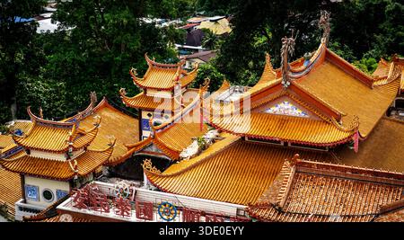 Vue aérienne du temple chinois traditionnel avec des toits oranges ornés. Banque D'Images
