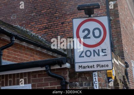 Panneau de signalisation 20 mph zone à Blandford, Dorset, Angleterre, Royaume-Uni Banque D'Images