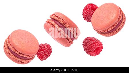 Macarons à la framboise volant avec des baies fraîches isolés sur fond blanc, pleine profondeur de champ Banque D'Images
