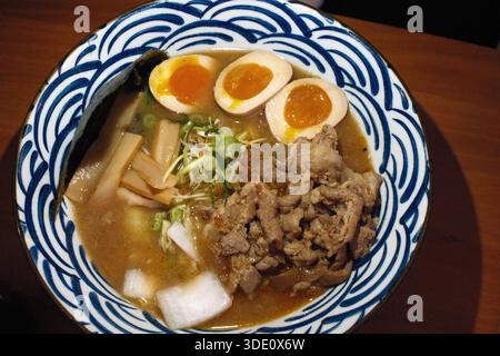 Un délicieux bol de ramen japonais traditionnel avec du porc, des œufs, des nouilles et un bouillon savoureux. Banque D'Images