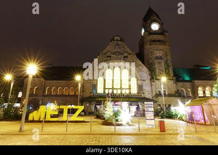 Metz, Lorraine Moselle France - 22 décembre 2025 : vue de la gare de Metz France, inaugurée en 1908 Gare de Metz-ville décorée pour Christm Banque D'Images