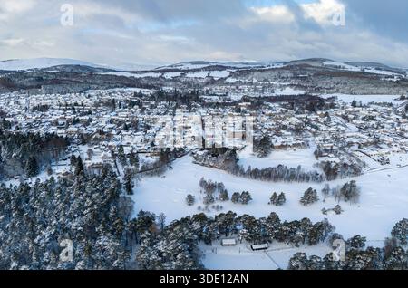 Grantown-on-Spey, Écosse, Royaume-Uni. 4 janvier 2026. Vue aérienne du village de Grantown- on-Spey couvert de neige après un temps hivernal froid. PIC. Iain Masterton/ Alamy Live News Banque D'Images