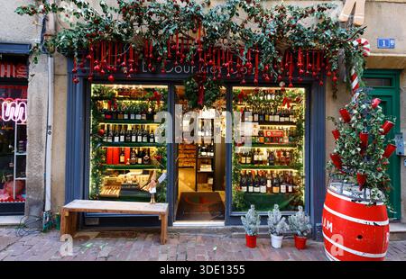 Metz FRANCE -22 décembre 2025 : la Cour des cols est une charmante boutique de vins et spiritueux décorée pour Noël 2025. Il est situé au coeur de Metz. Banque D'Images