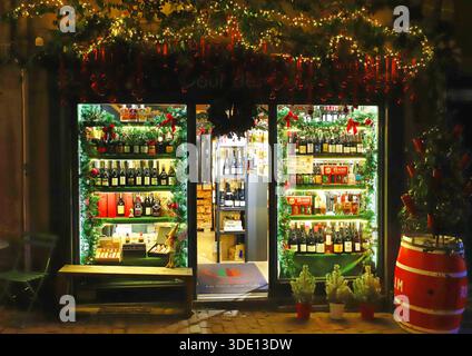 Metz FRANCE -22 décembre 2025 : la Cour des cols est une charmante boutique de vins et spiritueux décorée pour Noël 2025. Il est situé au coeur de Metz. Banque D'Images