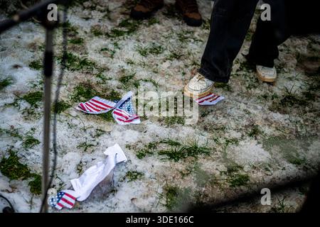 Amsterdam, Hollande du Nord, pays-Bas. 4 janvier 2026. Les manifestants déchirent et piétinent des images du drapeau américain. Le 4 janvier 2026, des activistes ont protesté contre les bombardements et les actions américaines au Venezuela au consulat général des États-Unis à Amsterdam, aux pays-Bas. (Crédit image : © James Petermeier/ZUMA Press Wire) USAGE ÉDITORIAL SEULEMENT ! Non destiné à UN USAGE commercial ! Banque D'Images