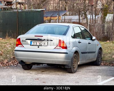 Havirov, Tchéquie - 6 mars 2025 : voiture bleue Ford Focus Sedan Mk1 C170 garée dans la rue, vue arrière Banque D'Images