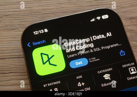 Ostrava, Tchéquie - 19 janvier 2025 : App Store avec application mobile DataCamp pour la programmation et l'apprentissage de l'IA Banque D'Images