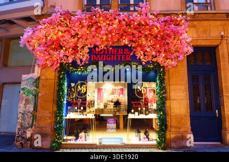 Metz, France - 22 décembre 2025 : bijouterie mère fille décorée pour Noël 2025 . Il est situé au coeur du centre historique de Metz et Banque D'Images