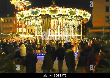 Metz, France - 22 décembre 2025 : manège français traditionnel sur la place Sainte Louise, Metz, France. Banque D'Images