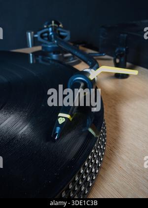 Gros plan de Turntable Stylus sur Spinning Vinyl Record ; gros plan détaillé d'une aiguille de tourne-disque touchant un disque vinyle en rotation, capturant ana vintage Banque D'Images
