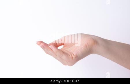 Main ouverte tendue dans un geste sur un fond blanc. Banque D'Images