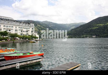 Le célèbre Grand Hôtel sur les rives du lac Zell (Zeller See) à Zell am See, Autriche Banque D'Images