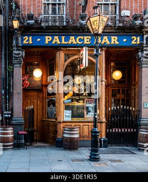 Le Palace Bar sur Fleet Street, Dublin. Créé en 1823, ce pub victorien emblématique est un lieu littéraire historique et un marchand de whisky renommé. Banque D'Images