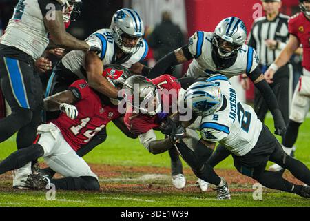Tampa Bay, Floride, États-Unis, 3 janvier 2026, Tampa Bay Buccaneers Running Back Bucky Irving #7 est attaqué au Raymond James Stadium. (Crédit photo : Marty Jean-Louis/Alamy Live News Banque D'Images