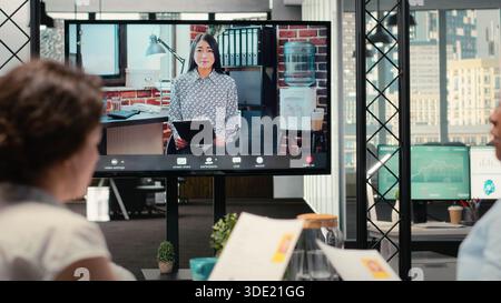 Le processus de recrutement se poursuit lorsqu’un demandeur d’emploi participe à un entretien en ligne, répond à des questions et se connecte avec des employés RH sur un réseau sécurisé et une plateforme de partage d’écran. Banque D'Images