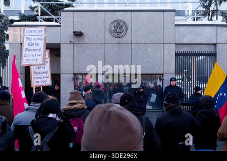 Des manifestants se rassemblent devant l'ambassade américaine pour protester contre l'intervention américaine au Venezuela. Banque D'Images