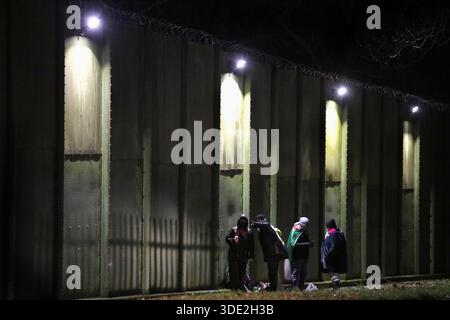 Les manifestants se rassemblent à l'extérieur d'un quartier de prison pendant la manifestation. Des manifestants se sont rassemblés devant le nouveau hall du HMP où Heba Muraisi est en détention provisoire après avoir été arrêté en novembre 2024 pour des infractions présumées liées à l'action palestinienne. Sa protestation se poursuit en prison par le biais d'une grève de la faim où elle refuse de la nourriture depuis 62 jours. Heba exige un retour au HMP Bronzefield pour être plus près de sa famille et de ses amis. Avec trois autres grévistes de la faim, elle réclame également un procès équitable, la fin de toute censure, la libération sous caution immédiate, la désinterdiction de Palestine action et la fermeture de ISR Banque D'Images