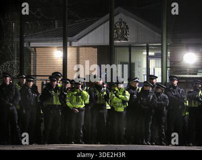 Les policiers se rassemblent et observent les manifestants devant la prison pendant la manifestation. Des manifestants se sont rassemblés devant le nouveau hall du HMP où Heba Muraisi est en détention provisoire après avoir été arrêté en novembre 2024 pour des infractions présumées liées à l'action palestinienne. Sa protestation se poursuit en prison par le biais d'une grève de la faim où elle refuse de la nourriture depuis 62 jours. Heba exige un retour au HMP Bronzefield pour être plus près de sa famille et de ses amis. Avec trois autres grévistes de la faim, elle exige également un procès équitable, la fin de toute censure, la libération sous caution immédiate, la désinterdiction de Palestine action, Banque D'Images