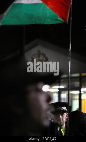 Un policier surveille les manifestants devant la prison pendant la manifestation. Des manifestants se sont rassemblés devant le nouveau hall du HMP où Heba Muraisi est en détention provisoire après avoir été arrêté en novembre 2024 pour des infractions présumées liées à l'action palestinienne. Sa protestation se poursuit en prison par le biais d'une grève de la faim où elle refuse de la nourriture depuis 62 jours. Heba exige un retour au HMP Bronzefield pour être plus près de sa famille et de ses amis. Avec trois autres grévistes de la faim, elle réclame également un procès équitable, la fin de toute censure, la libération sous caution immédiate, la déproscription de Palestine action, et le Banque D'Images
