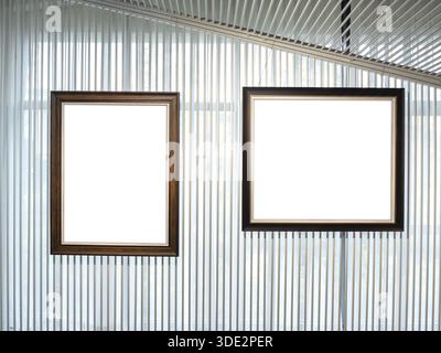 Maquette de deux cadres photo en bois, un vertical et un horizontal, suspendus côte à côte sur un mur à lattes en bois. Modèle parfait pour l'art, les affiches, o Banque D'Images