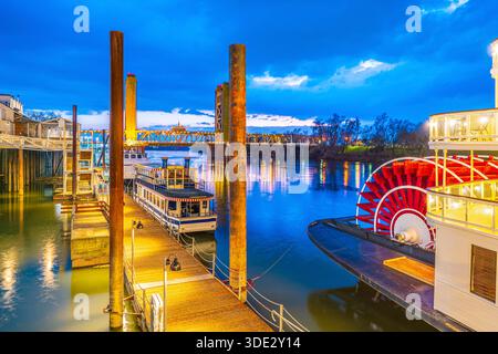 Vieille ville Sacramento ville skyline avec Tower Bridge, paysage urbain de Californie aux États-Unis Banque D'Images