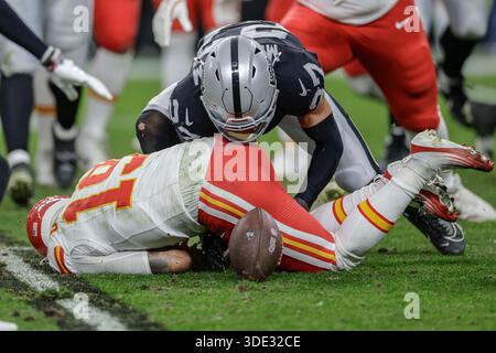 Las Vegas, NV États-Unis ; le quarterback des Kansas City Chiefs Chris Oladokun (19 ans) bat le football lors d'un match de la NFL contre les Raiders de Las Vegas le dimanche 4 janvier 2026 à l'Allegiant Stadium. Les Raiders ont battu les Chiefs 14-12 (Kim Hukari/image of Sport) Banque D'Images