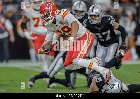 Las Vegas, NV USA ; le quarterback des Kansas City Chiefs Chris Oladokun (19 ans) court avec le ballon lors d'un match de la NFL contre les Raiders de Las Vegas le dimanche 4 janvier 2026 au stade Allegiant. Les Raiders ont battu les Chiefs 14-12 (Kim Hukari/image of Sport) Banque D'Images