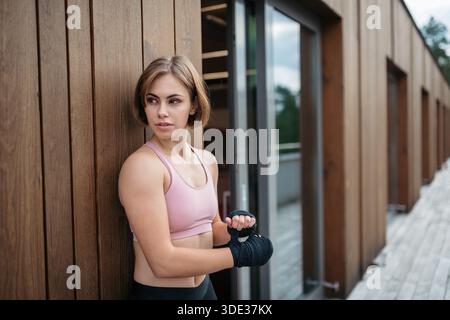 Athlète féminine forte se reposant après l'entraînement en extérieur. Banque D'Images