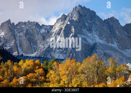 Pic de montagne de la Sierra Nevada enneigée avec des couleurs d'automne en dessous. Banque D'Images