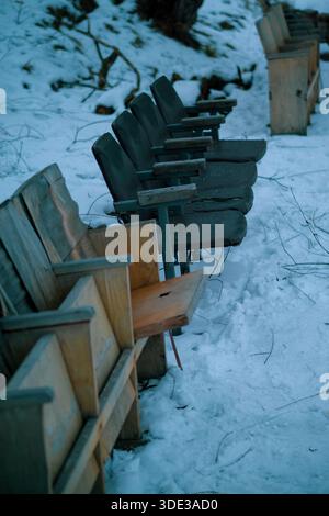 Anciens bancs de sièges dans un parc couvert de neige, ambiance vintage froide Banque D'Images