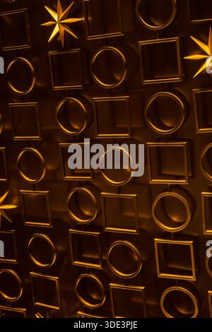 un mur texturé doré avec un motif répétitif de carrés et de cercles en relief. Un luminaire en forme d'étoile brille de manière éclatante, projetant une lumière chaude et Banque D'Images