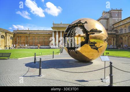 Vatican, Italie - 26 juin 2014 : sphère dans la sphère dans la cour de la pomme de pin aux musées du Vatican. Il n'y a personne parmi les gens Banque D'Images
