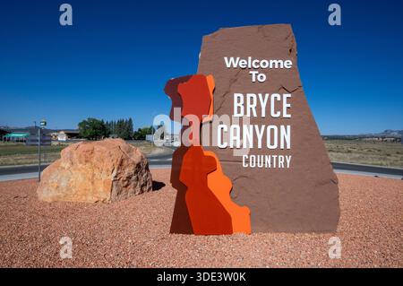 Panneau de bienvenue en pierre à Bryce Canyon City, comté de Garfield, Utah, États-Unis Banque D'Images