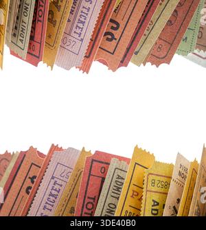 Vieux billets coincés entre les pages d'un magazine enroulé, vue rapprochée Banque D'Images