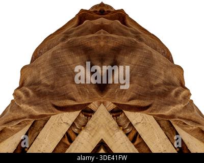 toile de jute brune texturée drapée sur une latte en bois beige délavée Banque D'Images