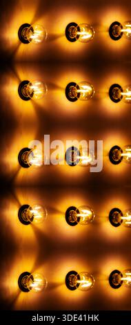 ampoules à incandescence transparentes de style vintage montées sur un mur jaune doré Banque D'Images