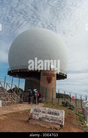 Dôme radar à la base militaire de Pico do Arieiro, île de Madère, Portugal Banque D'Images