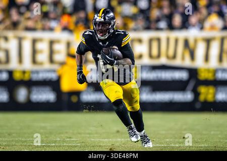 Pittsburgh, Pennsylvanie, États-Unis. 4 janvier 2026. Pittsburgh Steelers Running Back KENNETH GAINWELL (14 ans) court avec le ballon pendant le match de football NFL entre les Steelers de Pittsburgh et les Ravens de Baltimore à l'Acrisure Stadium de Pittsburgh, en Pennsylvanie. (Crédit image : © Brent Gudenschwager/ZUMA Press Wire) USAGE ÉDITORIAL SEULEMENT ! Non destiné à UN USAGE commercial ! Banque D'Images