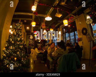 Intérieur du salon de thé et restaurant T'Cup, Paris, France pendant Noël 2025. Banque D'Images