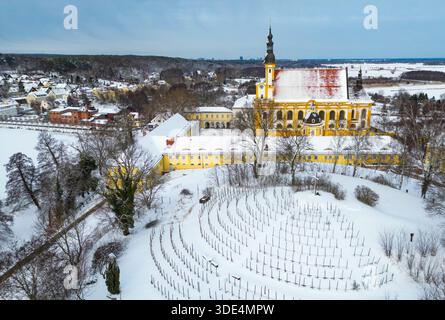 Neuzelle, Allemagne. 03 janvier 2026. L'église catholique et le vignoble du monastère de Neuzelle sont recouverts de neige (vue aérienne prise avec un drone). Le monastère de Neuzelle, à une dizaine de kilomètres au sud de Eisenhüttenstadt, est le seul monastère cistercien entièrement conservé dans le Brandebourg, y compris le parc, et l'un des rares complexes monastères non détruits en Allemagne et en Europe. Crédit : Patrick Pleul/dpa/Alamy Live News Banque D'Images