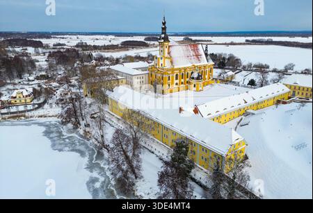 Neuzelle, Allemagne. 03 janvier 2026. L'église catholique du monastère de Neuzelle est couverte de neige (vue aérienne prise avec un drone). Le monastère de Neuzelle, à une dizaine de kilomètres au sud de Eisenhüttenstadt, est le seul monastère cistercien entièrement conservé dans le Brandebourg, y compris le parc, et l'un des rares complexes monastères non détruits en Allemagne et en Europe. Crédit : Patrick Pleul/dpa/Alamy Live News Banque D'Images