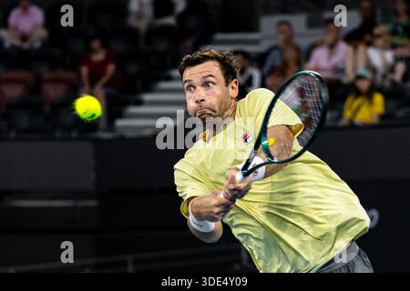 Brisbane, Queensland, Australie. 5 janvier 2026. QUENTIN HALYS, de France, joue un revers lors de son match de la première ronde en simple masculin contre ALEXEI POPYRIN, d'Australie, à l'International de Brisbane. (Crédit image : © Stephane Thomas/ZUMA Press Wire) USAGE ÉDITORIAL SEULEMENT ! Non destiné à UN USAGE commercial ! Crédit : ZUMA Press, Inc/Alamy Live News Banque D'Images