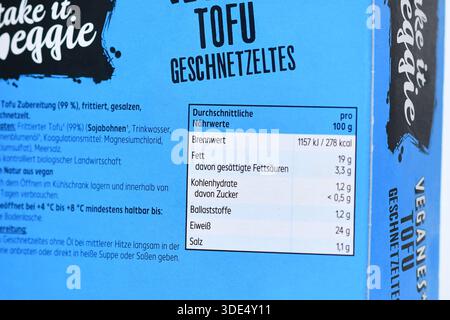 Allemagne - octobre 2025 : étiquette nutritionnelle allemande du tofu frit indiquant les calories, les graisses, les glucides, les fibres, les protéines et le sel Banque D'Images