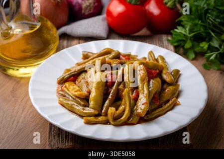 Délicieux plats traditionnels turcs ; haricots verts à l'huile d'olive ; nom turc ; Zeytinyagli taze fasulye Banque D'Images