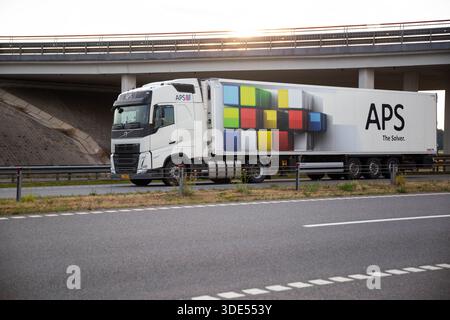Minsk, Biélorussie 20.06.23 : véhicule utilitaire de grande taille, combinaison tracteur-remorque, se déplace sur une route à voies multiples. Golden Hour Sun projette une lumière chaude sur le métal rai Banque D'Images