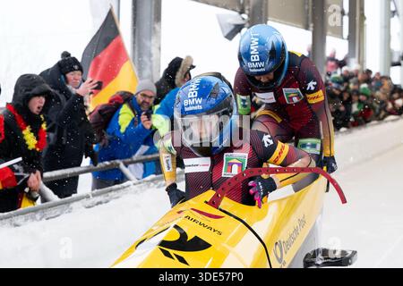 WINTERBERG, ALLEMAGNE - 04 JANVIER : Laura Nolte et Deborah Levi, d'Allemagne, s'affrontent le jour 3 de la Coupe du monde IBSF 2025/2026 au Veltins Ice Arena de Winterberg lors de la Heat 1 de la compétition de bobsleigh à 2 femmes le 04.1.2026 en Northrhine-Westphalie/Allemagne. Photo © Oliver Kremer / Beautiful Sports. Banque D'Images